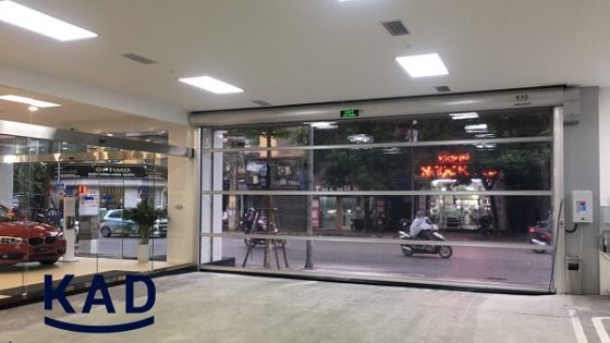 cửa cuốn nhanh màn trong suốt dành cho showroom