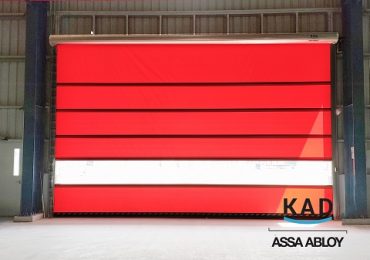 cửa cuốn nhựa màu cam trong nhà xưởng