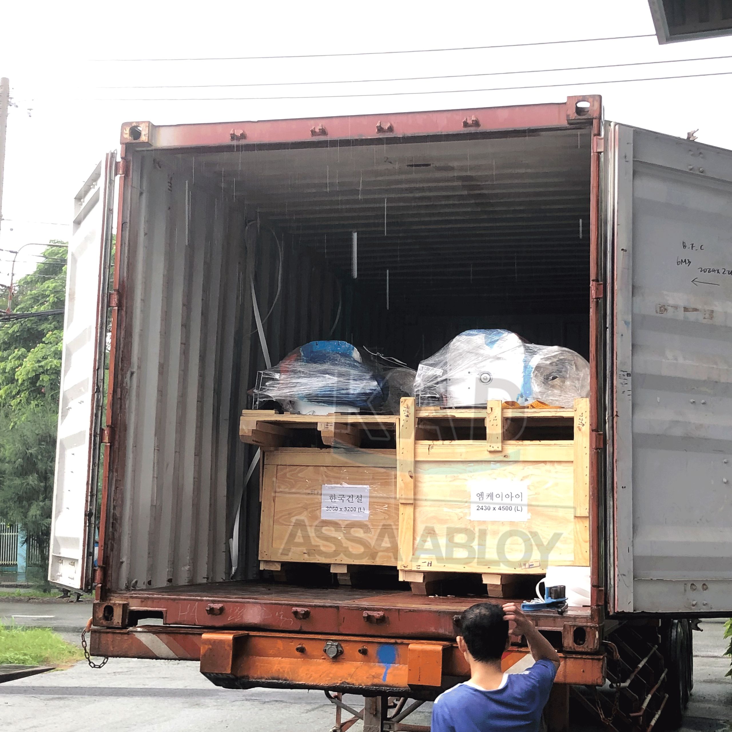 Cửa cuốn tốc độ cao KAD-5000 được đưa lên xe công
